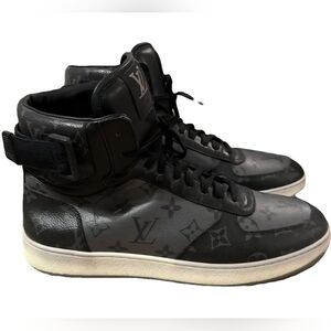 LOUIS VUITTON LV RIVOLI (UNISEX) SNEAKERS EU 40 US MENS 7.5 US WMNS SIZE 9 (EUC)